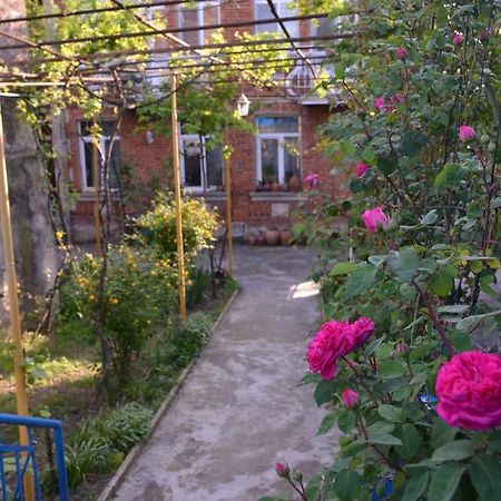 Friends House Hotel Kutaisi Ngoại thất bức ảnh