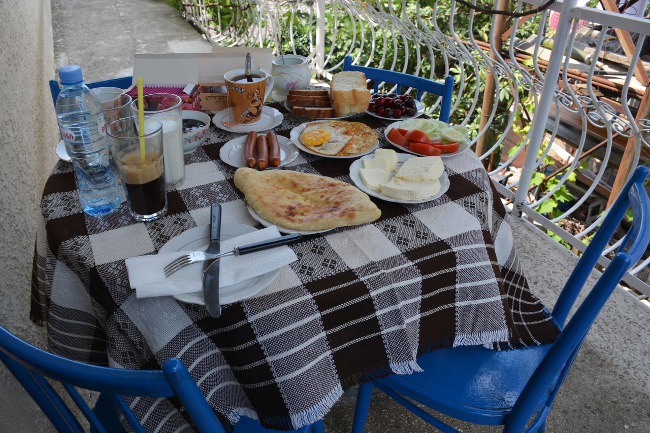 Friends House Hotel Kutaisi Ngoại thất bức ảnh