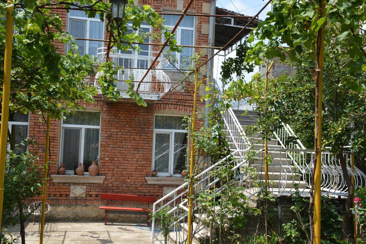 Friends House Hotel Kutaisi Ngoại thất bức ảnh
