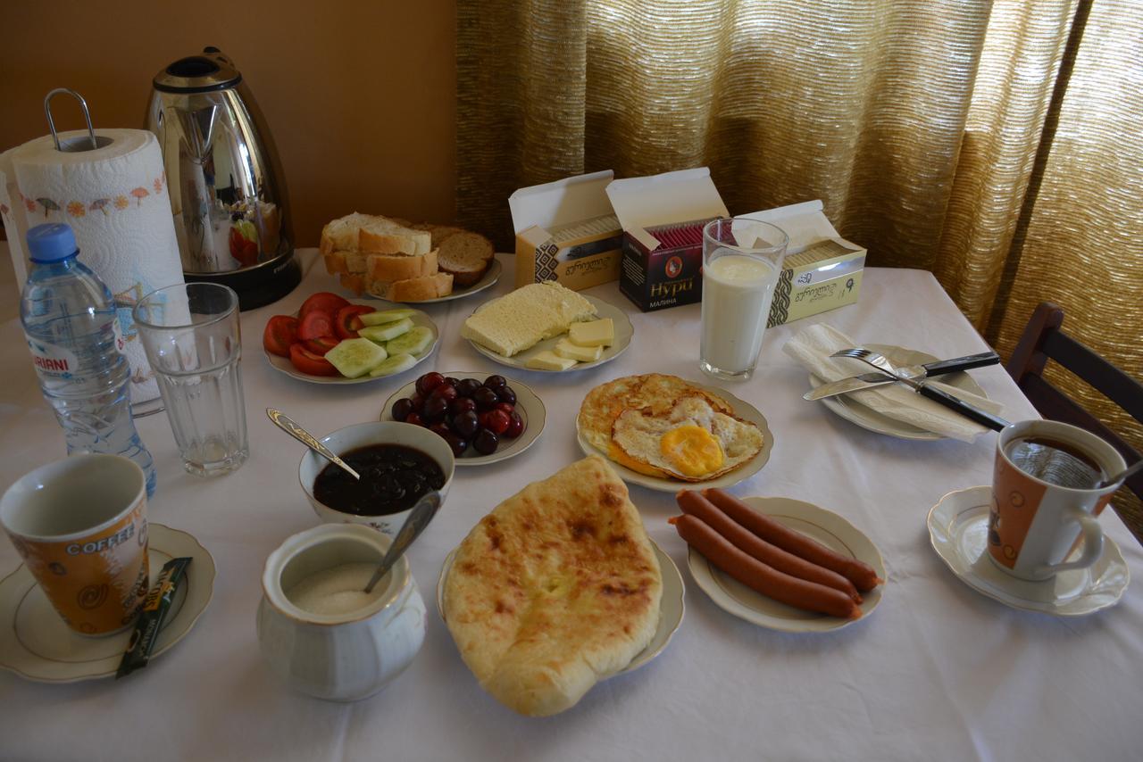 Friends House Hotel Kutaisi Ngoại thất bức ảnh