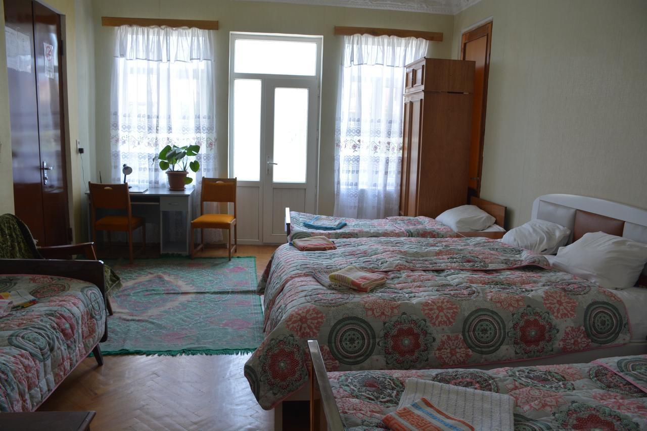 Friends House Hotel Kutaisi Ngoại thất bức ảnh