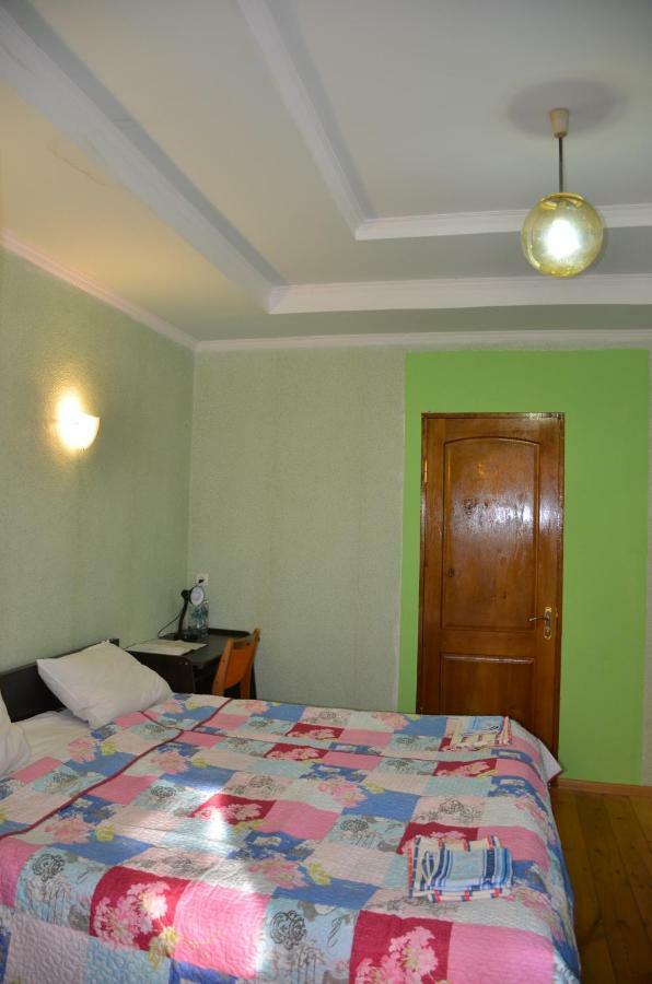 Friends House Hotel Kutaisi Ngoại thất bức ảnh