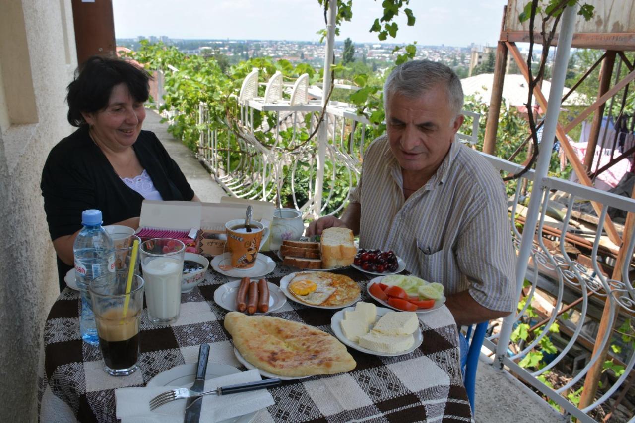 Friends House Hotel Kutaisi Ngoại thất bức ảnh